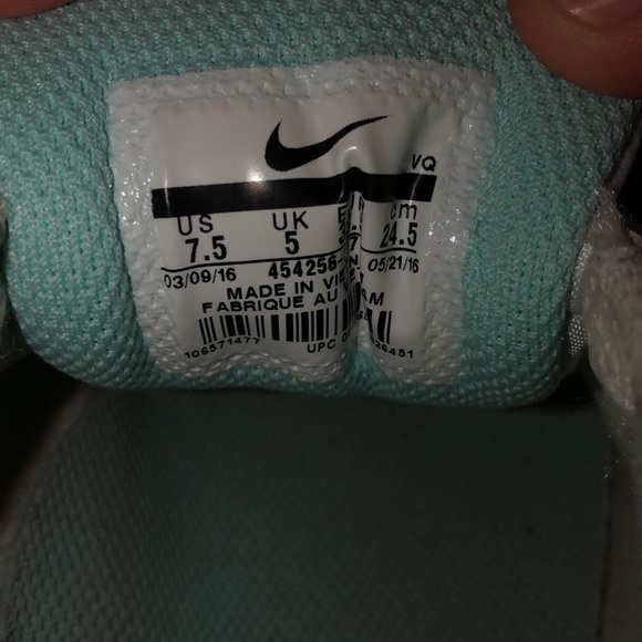 Women’s Nike Shoes ❤️ - Picture 2 of 4